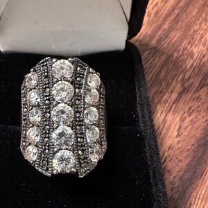 Elegant Silver marcasite Crystal Ring